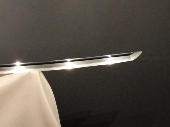 暗闇に浮かぶ日本刀の刃