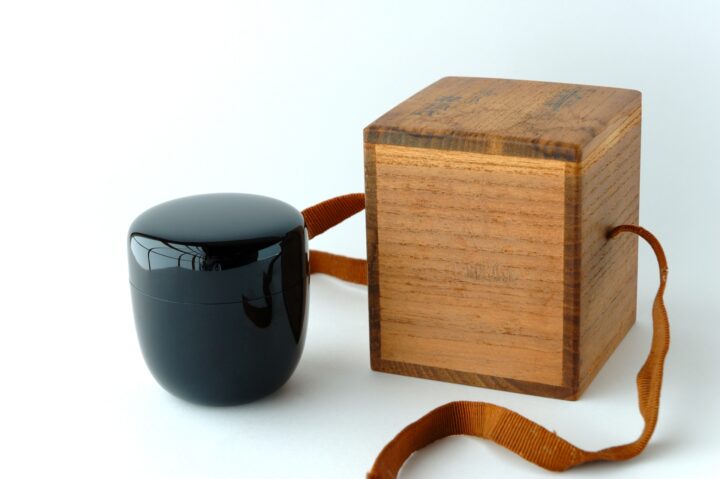 黒漆の棗と桐の箱