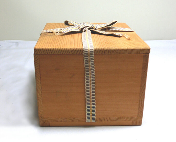 骨董品の箱（茶碗が入っていそう）